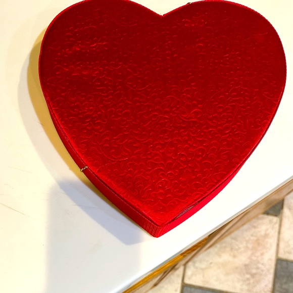 NESTLE TURTLES RED HEART EMBOSSED PADDED VALENTINE CHOCOLATE BOX CONTAINER 10.25 - Picture 4 of 7